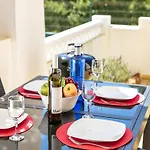 Family-friendly Coastal Retreat In بيت للعطل *