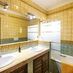 Family-friendly Coastal Retreat In * بيناغيل